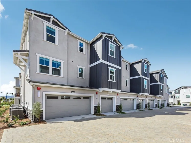 608 Lotus Drive photo 2