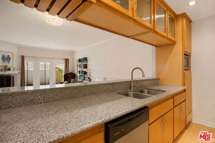 104 S Hayworth Avenue #103 photo 20