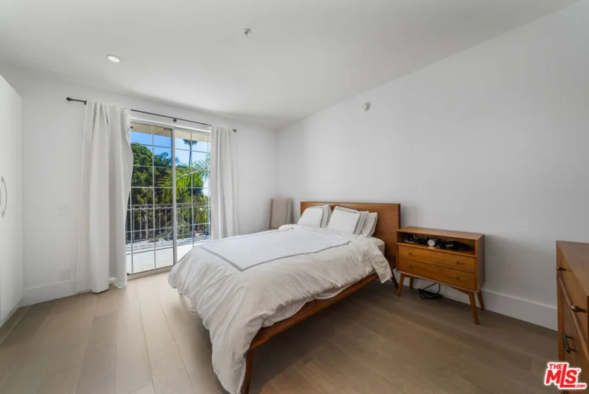 960 N Doheny Drive #301 photo 31