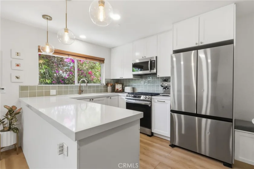 2147 N Beachwood #4 photo 29