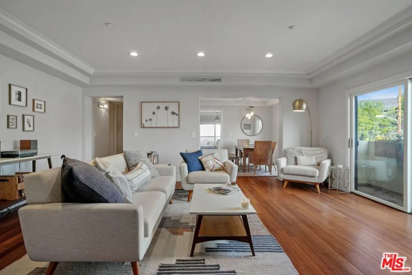 871 Granville Avenue #302 photo 1