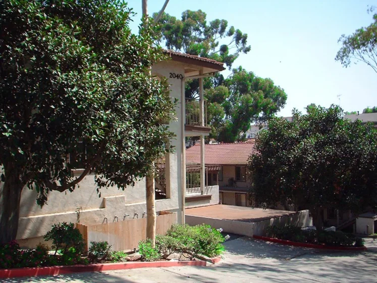 2040 Robinson #E photo 1