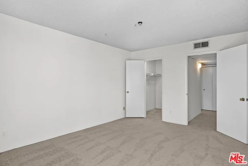 8207 Raintree Circle photo 10