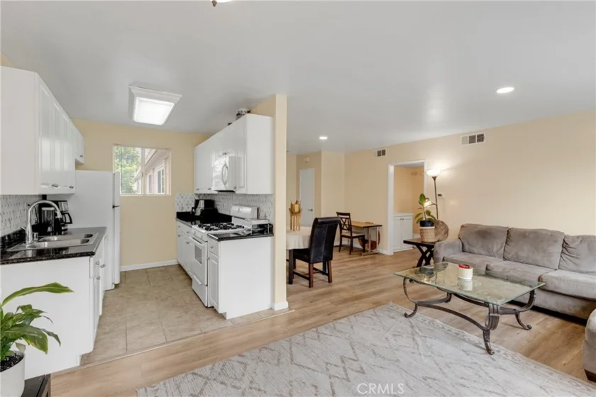20214 Cohasset Street #16 photo 6