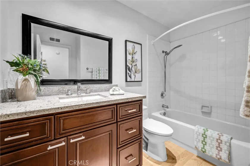 70 Fairlake photo 35