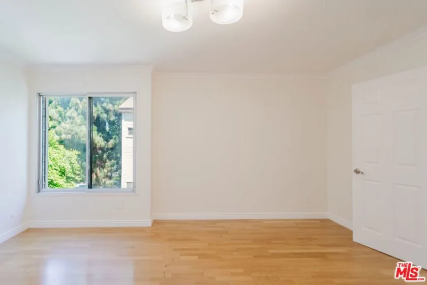 14980 Victory Boulevard #201 photo 22