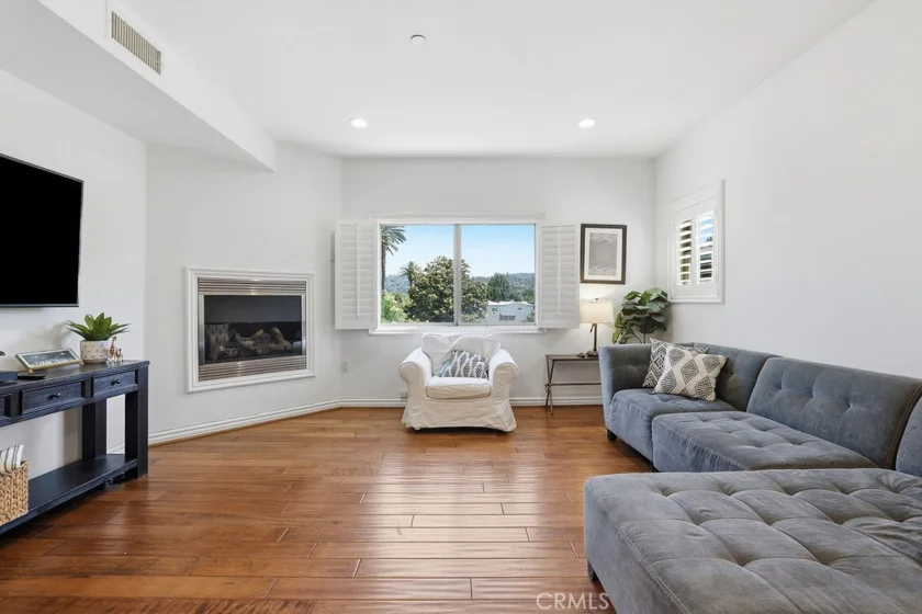11504 Moorpark Street #203 photo 1