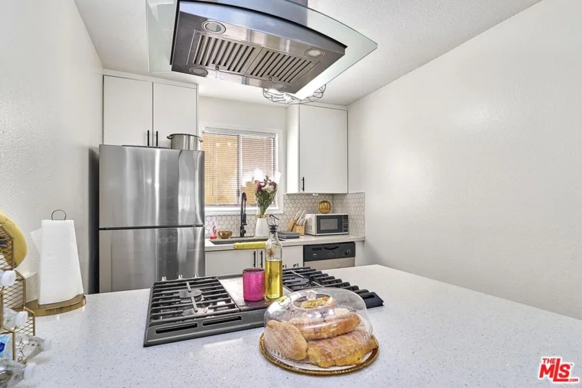 7045 Woodley Avenue #110 photo 22