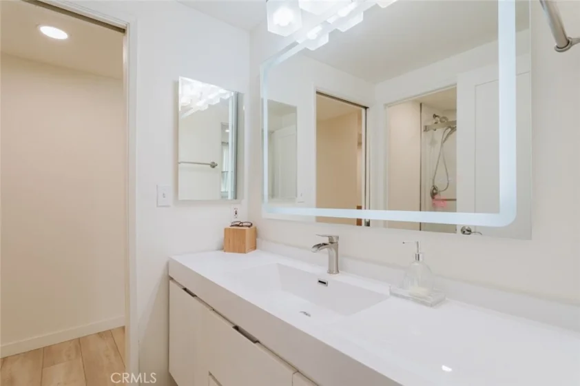 1305 N Columbus Avenue #204 photo 29