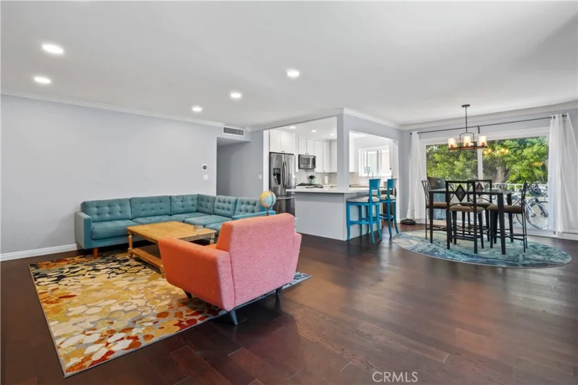 16012 Moorpark Street #205A photo 1