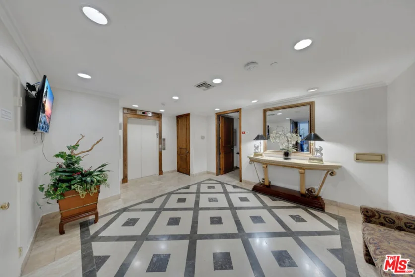 121 S Hope Street #429 photo 31