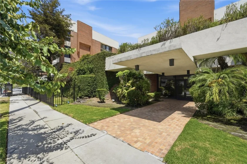 4477 Wilshire photo 2