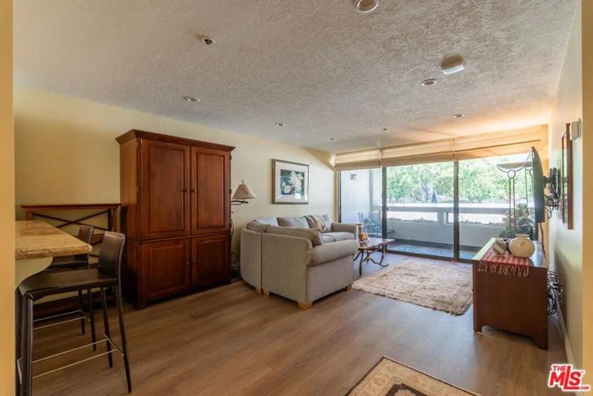 121 S Hope Street #417 photo 37