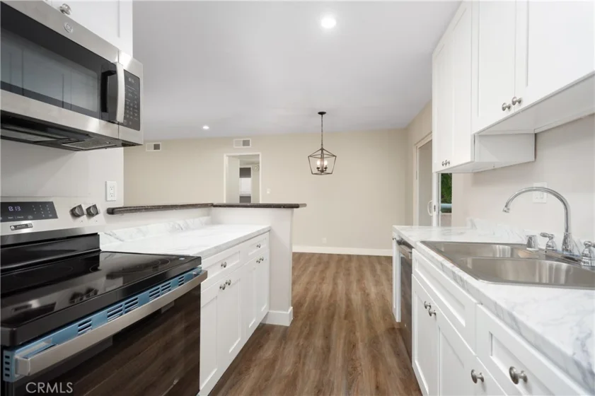 5320 Zelzah Avenue #201 photo 8