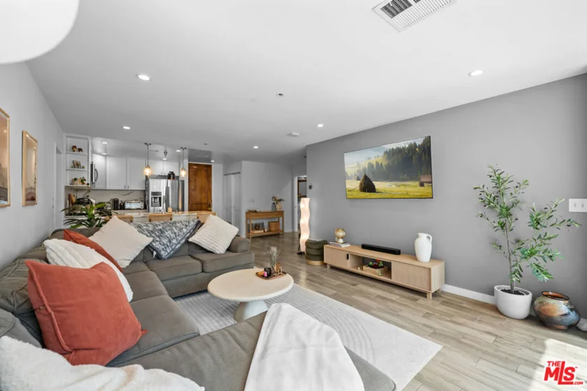 121 S Hope Street #517 photo 27
