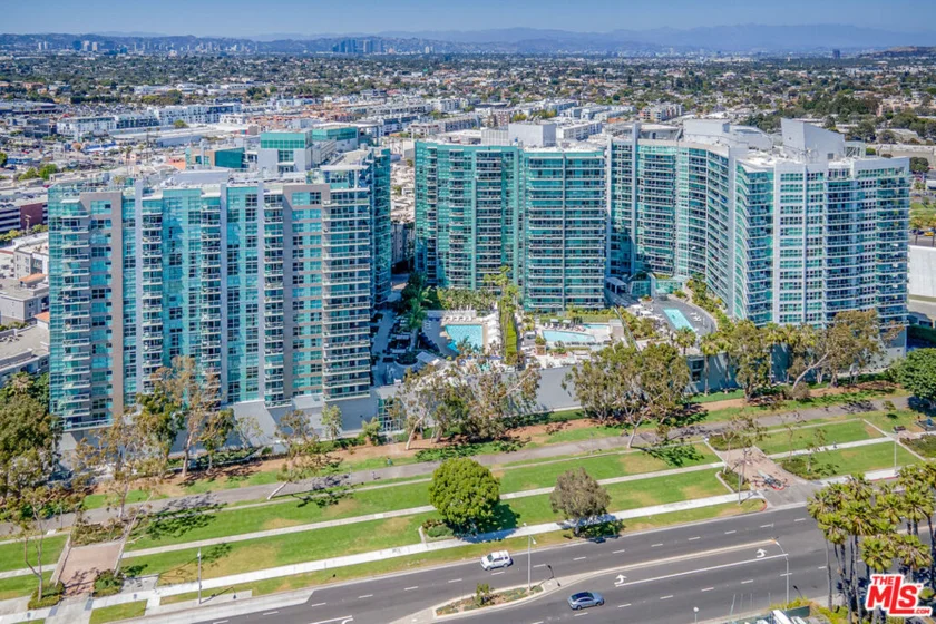 13700 Marina Pointe Drive #1018 photo 1