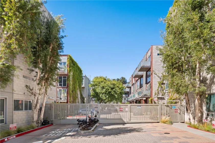 3450 W Cahuenga #907 photo 14