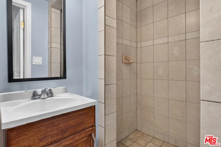 14618 Gilmore Street #4 photo 29
