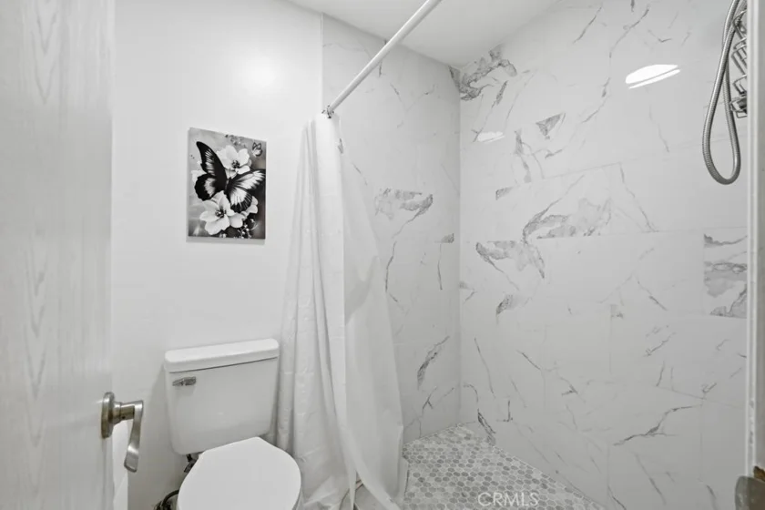 1236 N Columbus #11 photo 16
