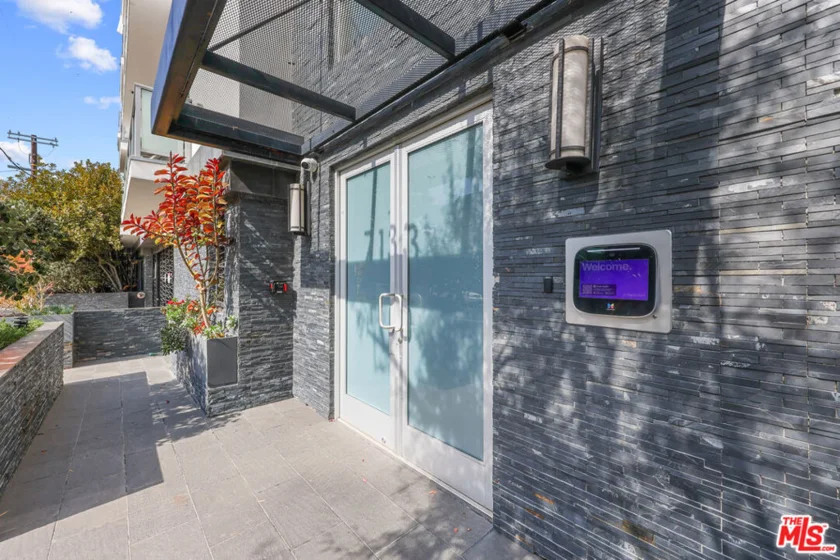 7133 Hawthorn Avenue #PH6 photo 23