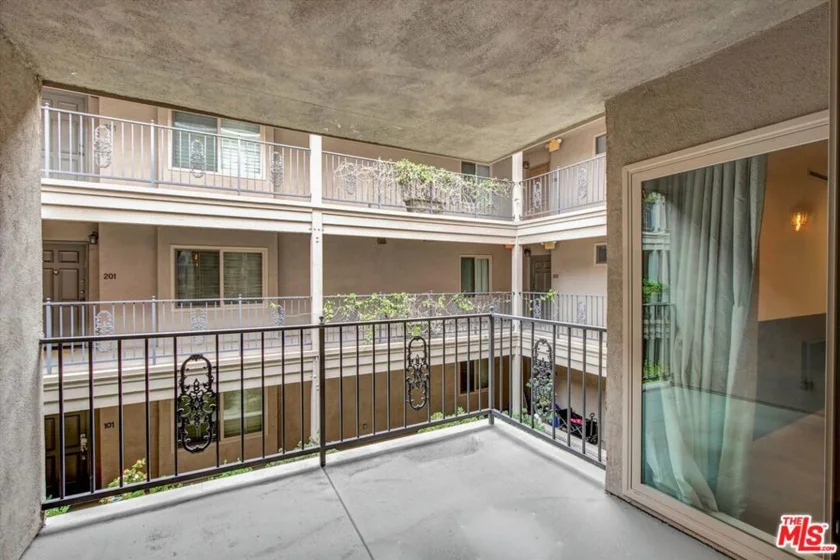 439 N Doheny Drive #204 photo 8