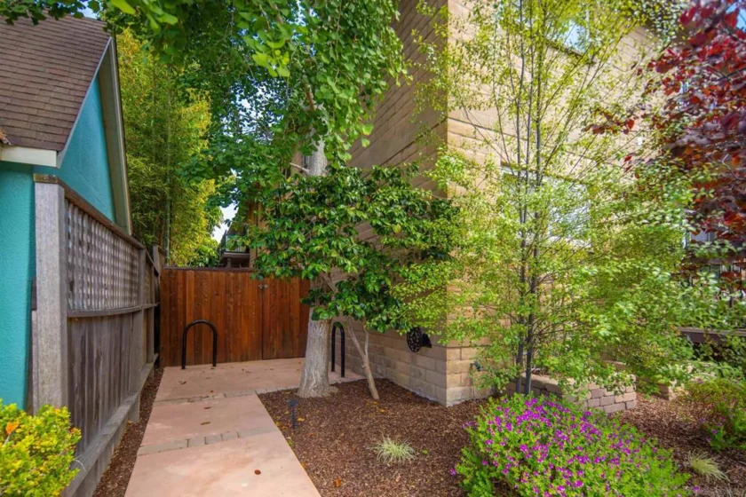 933 D Avenue photo 15
