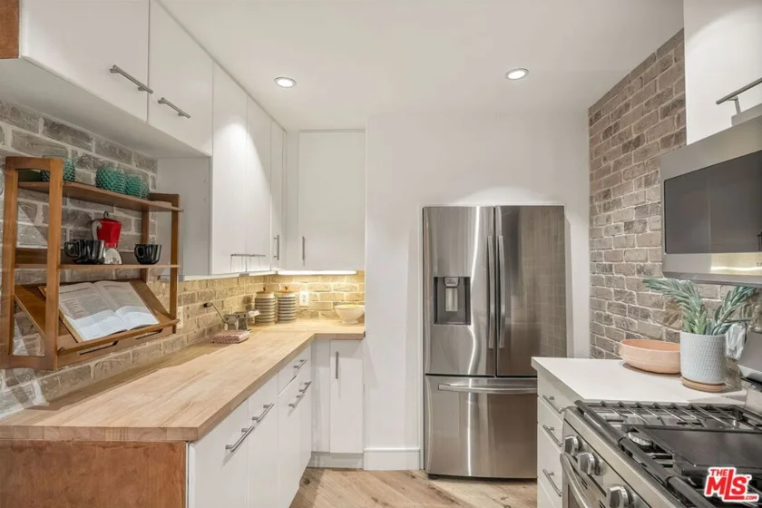 1160 Granville Avenue #104 photo 6