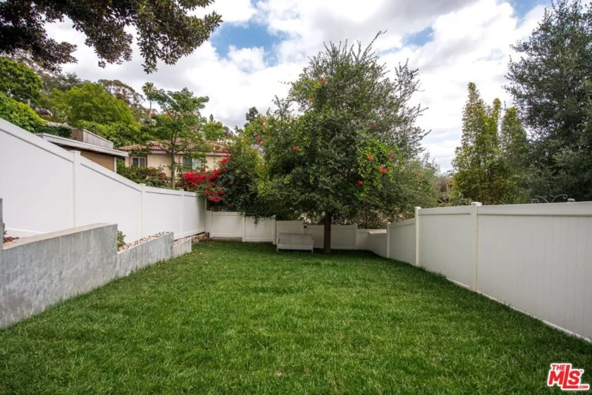 1882 Lucretia Avenue photo 29
