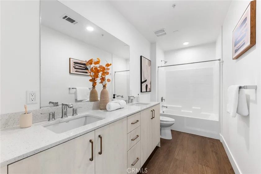 709 E Walnut Street #214 photo 5