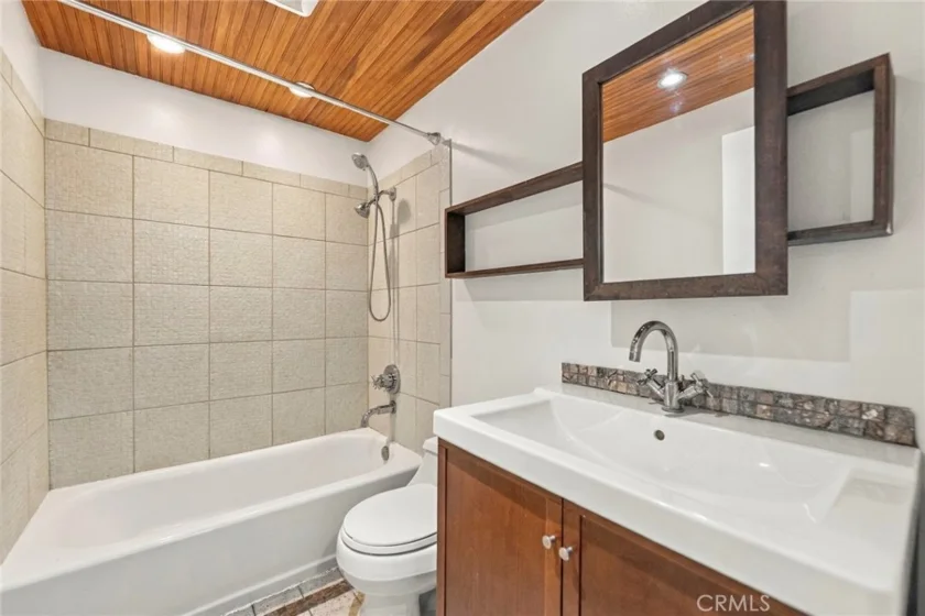 4435 Larwin photo 19