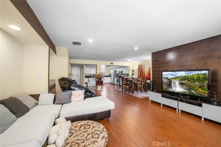 554 E San Jose #203 photo 29