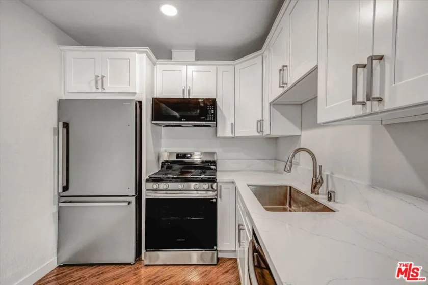4506 Saugus Avenue #10 photo 20