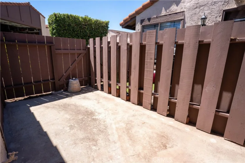 2055 Earl Glen photo 31