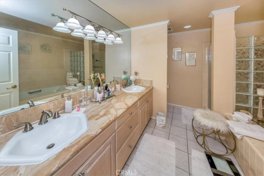 5339 Lindley Unit 207 photo 8