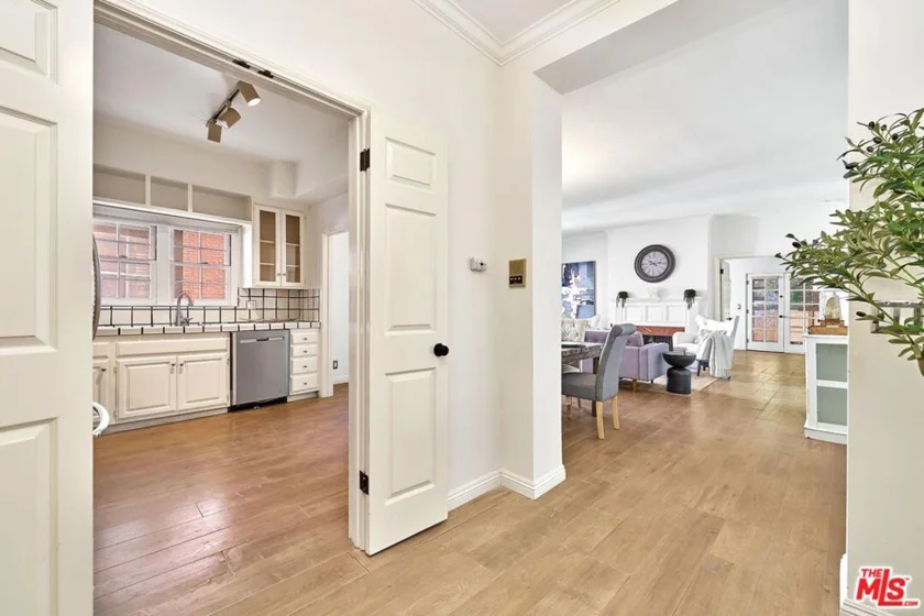 420 S Barrington Avenue #102 photo 36