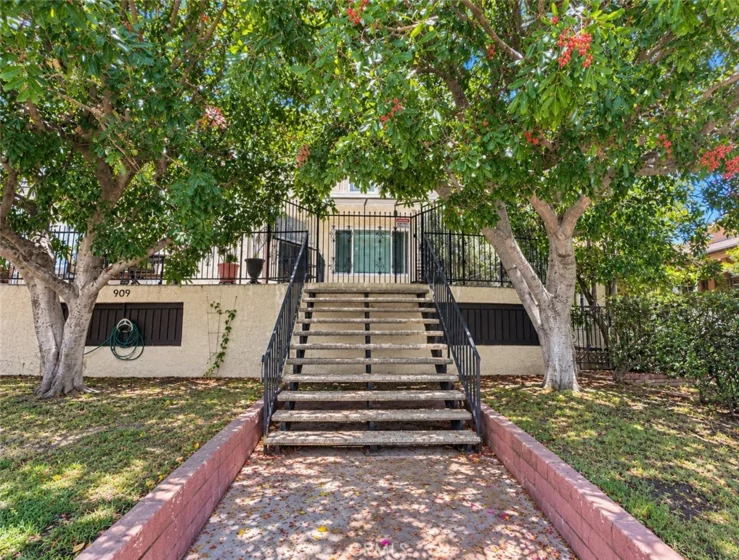 909 E Garfield photo 1