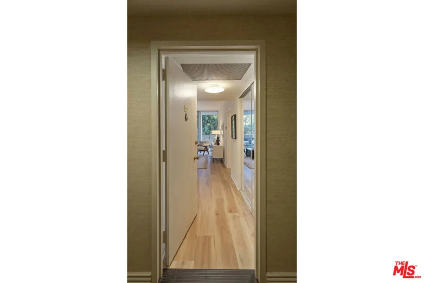 4455 Los Feliz Boulevard #204 photo 2