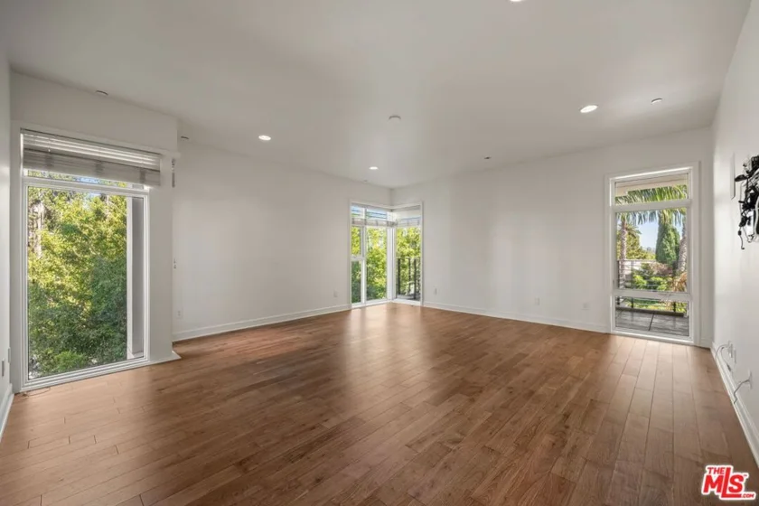 447 N Doheny Drive #305 photo 25