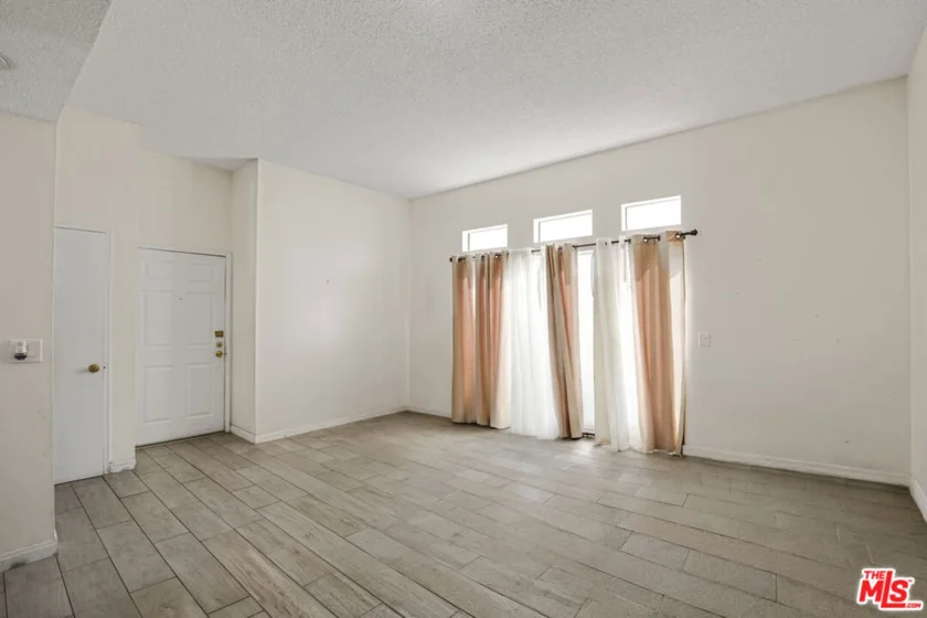 20920 Community Street #10 photo 7