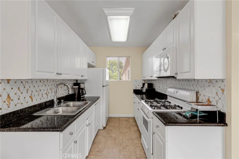 20214 Cohasset Street #16 photo 7