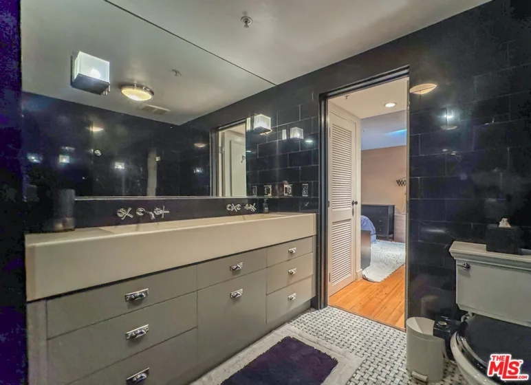 1037 N Laurel Avenue #10 photo 19