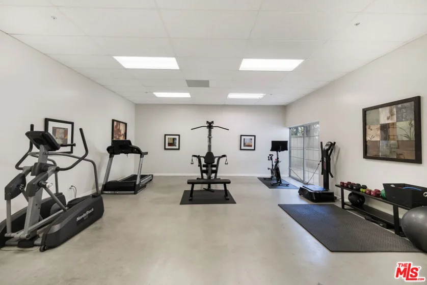 960 N Doheny Drive #301 photo 39