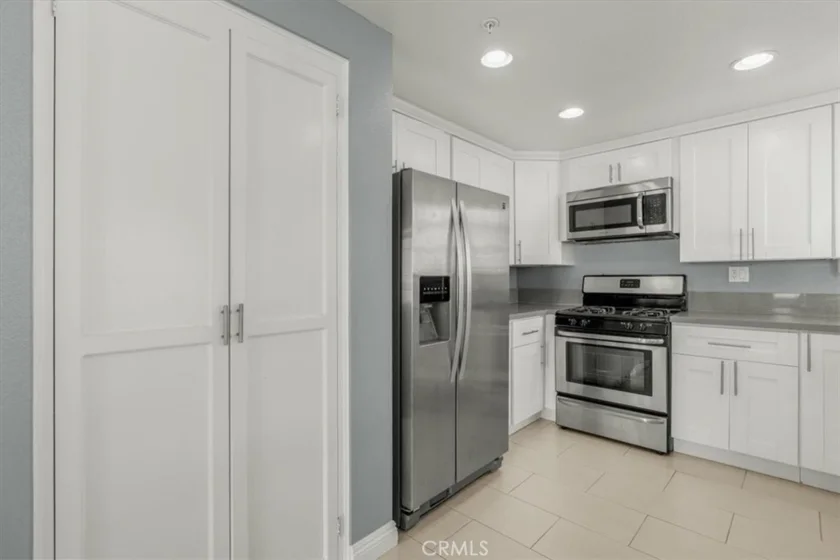 4561 Warner photo 9