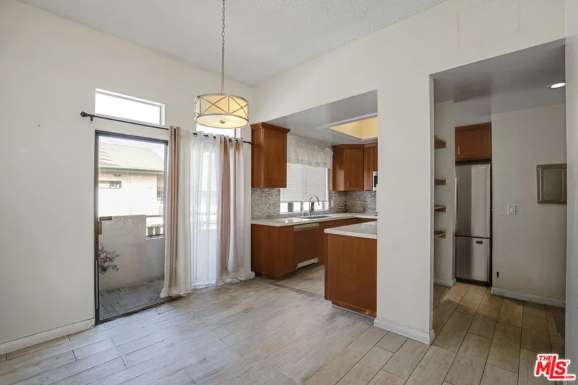 20920 Community Street #10 photo 9