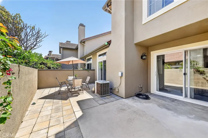 512 S Hollydale photo 38