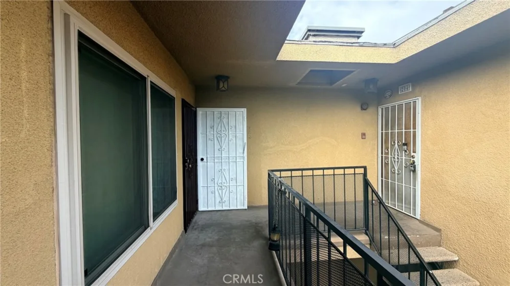 110 E Hillcrest photo 3