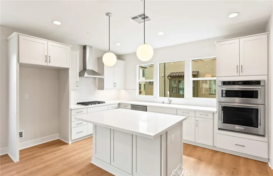 100 Pickwick Lane photo 10