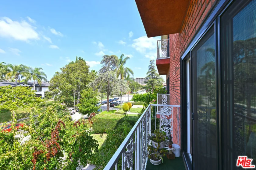 822 S Windsor Boulevard #102 photo 9