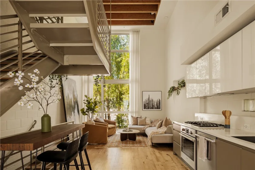 3450 W Cahuenga #907 photo 2