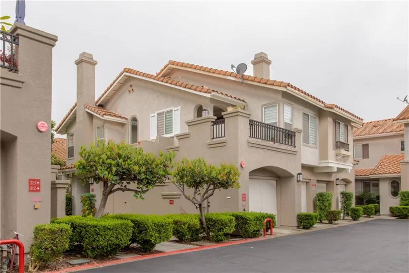 210 California Court photo 41